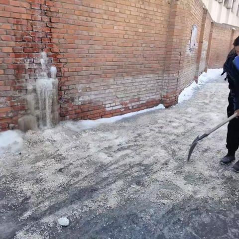 “除冰雪 暖民心”——工南社区大党委联络驻街单位开展清雪除冰活动