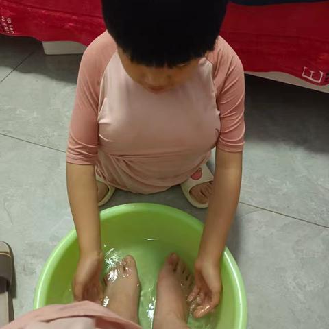 温暖共长，向光而行——我为父母洗脚