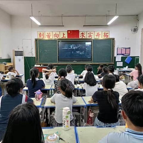 劳逸结合，观影放松——北大靳村小学五年级的快乐时光