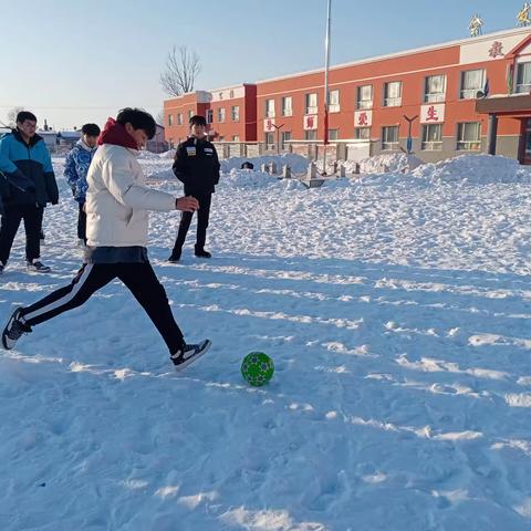 快乐的校园生活、冰雪中的体育活动