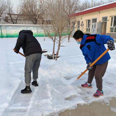 冰雪来袭、暖心守护——王家坞幼儿园破冰除雪在行动