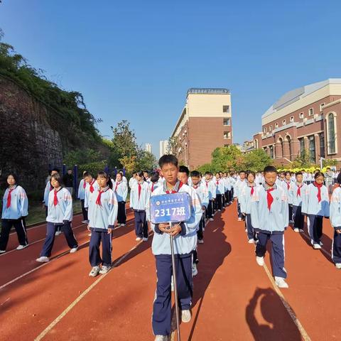 汗水练就荣誉，拼博书写成功。         一一记怀化市宏宇中学2317班首次田径运动会。