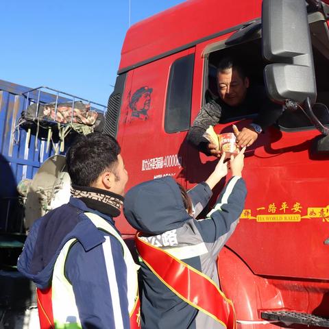 冰雪封路阻前行 志愿服务送温暖 前山收费站为滞留司乘送去暖心餐