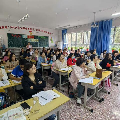 秋雨微凉行远道   同心掬得满校香