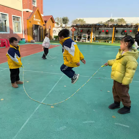滁州市南谯区蓝天京华幼儿园大二班自主游戏故事～一起跳大绳