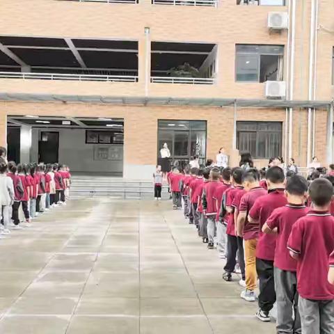 “小小的鞋带，大大的乐趣”一锦华小学一年级系鞋带比赛