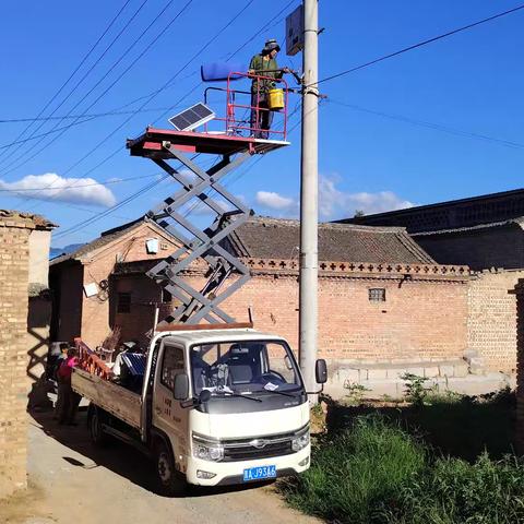 安装路灯惠民生  照亮乡村振兴路