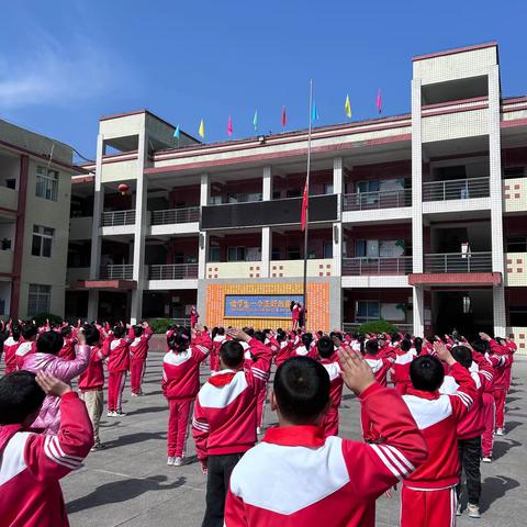 平昌县灵山小学最美小精灵  第三期 “秋风十里，不如校园有你”