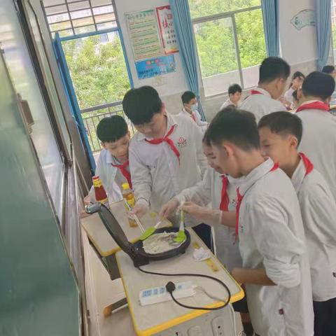 小小厨师展厨艺—记中山小学六（9）班劳动课
