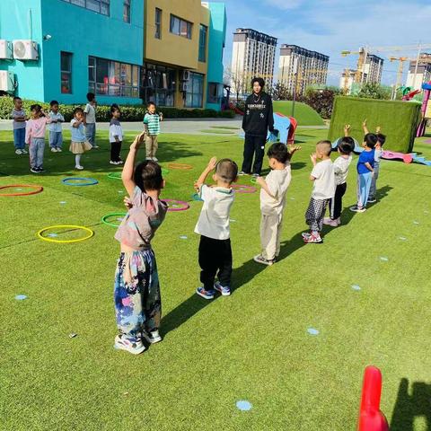 快乐童年，共同陪伴-奥利维亚幼儿园中二班之体能课