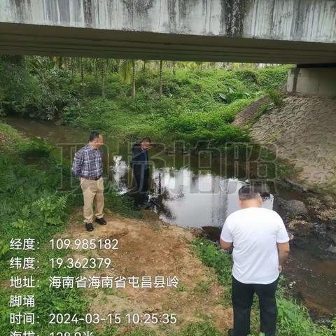 屯昌县副县长王杰到南坤镇巡河调研