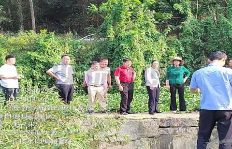 屯昌县政协主席张议文到南坤镇巡河调研