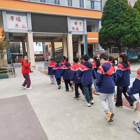 职业体验初探秘，﻿ 小小少年展担当。 ——实验小学五年级学生到职业高中进行职业体验活动纪实