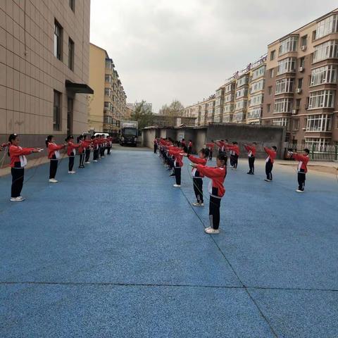 童心跳跃 “绳”韵飞扬 ——实验小学二年八班跳绳社团活动