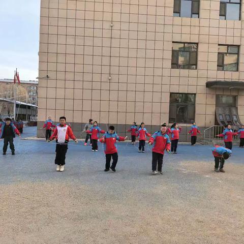 活力跃动，绳彩飞扬——实验小学四年八班跳绳社团活动纪实