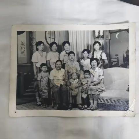 李家大家族珍贵的老照片 我们喜欢看老照片，喜欢回忆过去，喜欢想念已经过世的亲人，喜欢感叹握不住的时光。