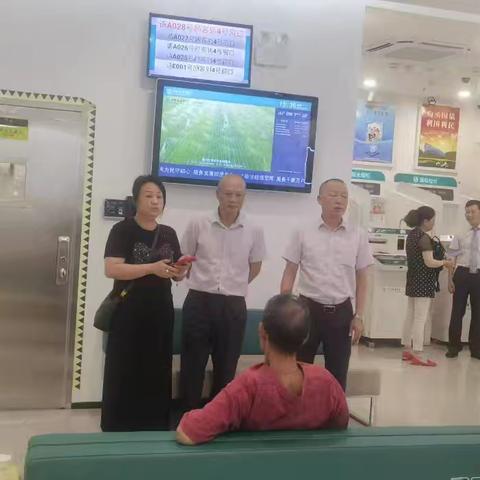 银行网点暖心救助意识模糊老人