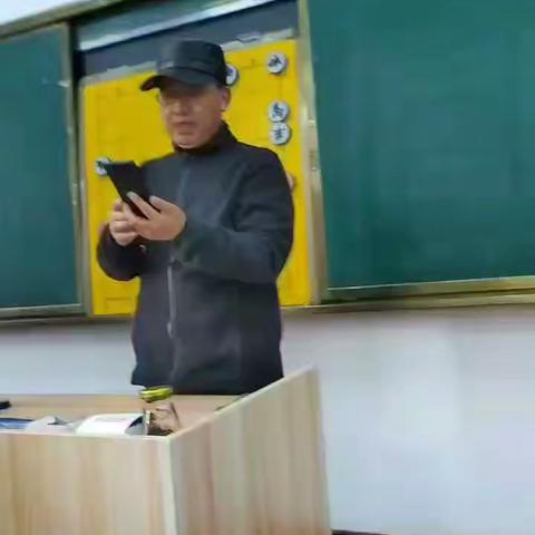 襄阳市老年大学象棋二年级课前雷班长组织大家政治学习
