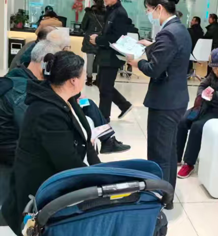 华州区支行开展筑牢反假货币防线 守护百姓“钱袋子”宣传