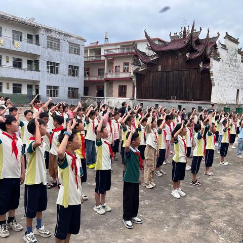 红旗飘扬   童心向阳——记谢家小学少先队员入队仪式