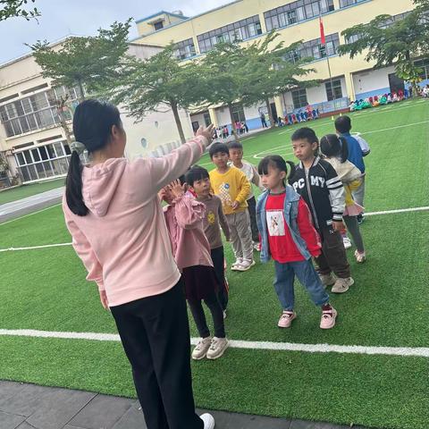 【德育纪实】小小升旗手 浓浓爱国情——万宁市三更罗镇中心幼儿园开展护旗手培训活动