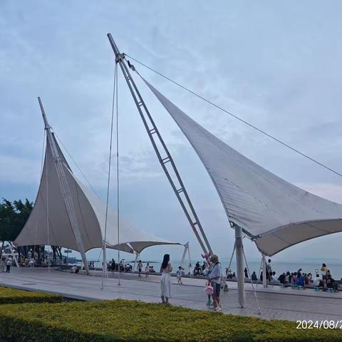 厦门行第三天（2）              ——音乐广场海边拾贝、夜逛曾厝垵小吃街