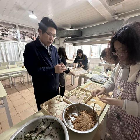 “巧手展风采，同做饺饺者”——东营区一中五年级教师开展了“暖心小屋，快乐包饺子”活动