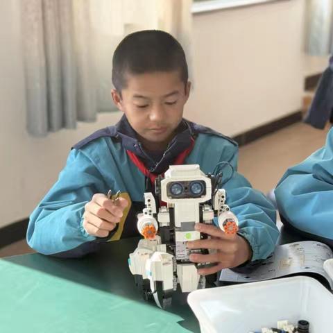 科学筑梦 快乐成长_ _ _ _ _ _西洞中心小学和悦科技社体纪实