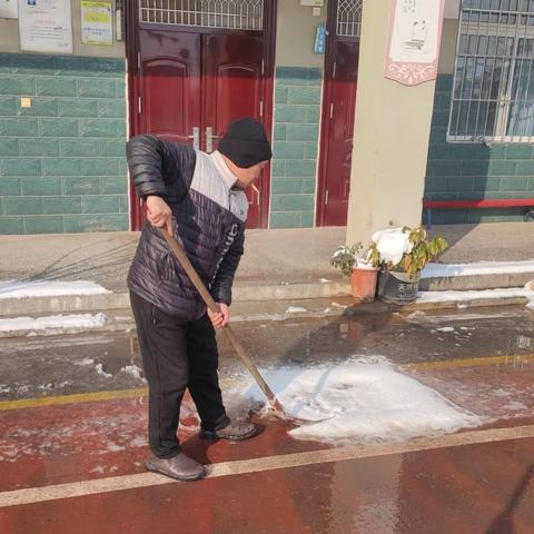 大雪随风潜入夜，唐一教师扫雪忙——唐庄一中清雪活动