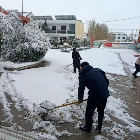 【双减】铲雪除冰保平安 、齐心协力暖人心  ——魏庄街道茅芦店小学教师铲雪行动