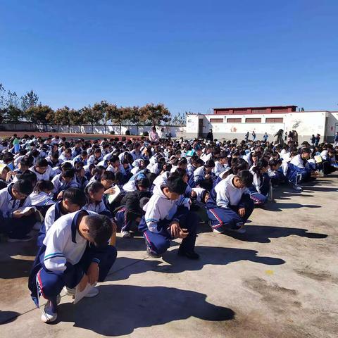 防震疏散演练    筑牢安全防线———底阁镇甘沟学校举行防震安全演练活动