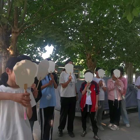 “制扇制美，绘制清凉”西平九中漆扇体验活动