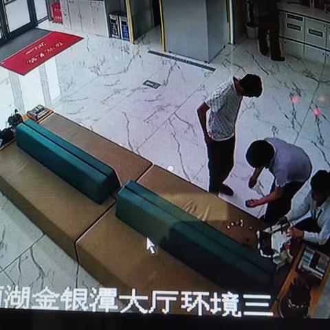 践行服务无小事，硬币兑换显真情