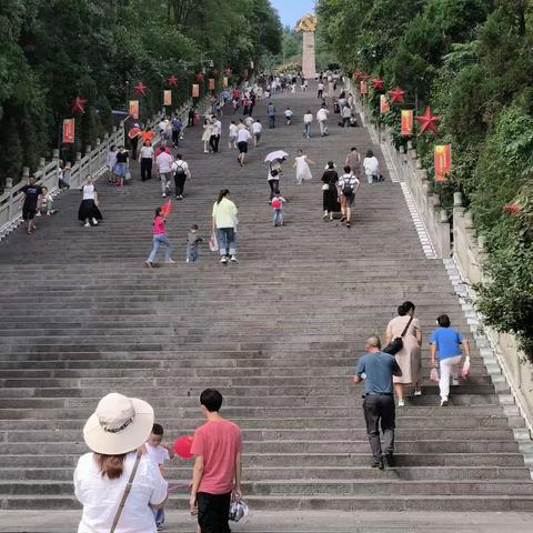 红路山前红军路，原是开山有真名！百万英杰今还在，朵朵云开镜中军！驱使登途追前程，欲与仙山求真经！盖是清明杯中酒，神仙半醉雨将停！