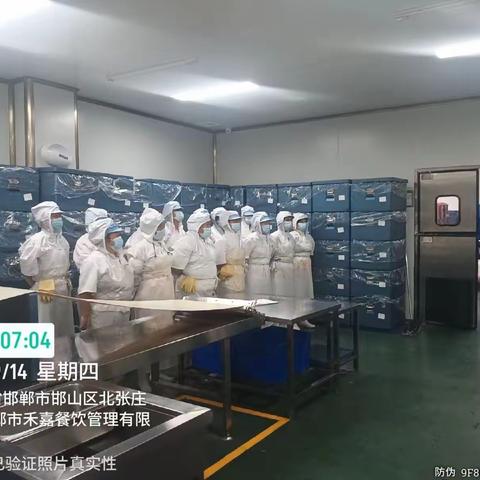 用心传递每一餐    守护着学生餐桌之上的安全—禾嘉餐饮机场厨房我们一直在行动