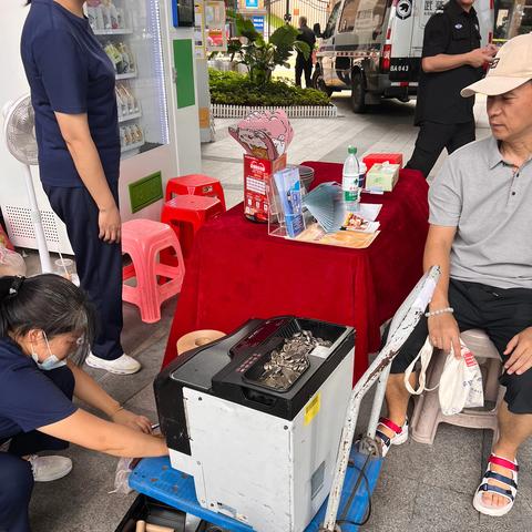 熙龙湾支行依托“工行驿站”提供惠民服务——硬币兑换进社区活动