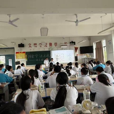 23护理4班主题班会-博爱守法之礼，法在我心中