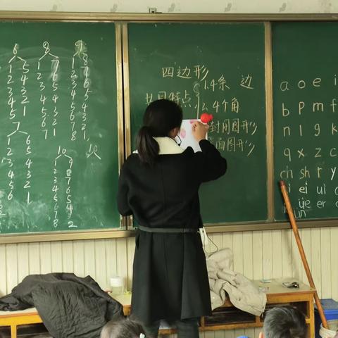 💐大二班画画日记“草莓🍓”