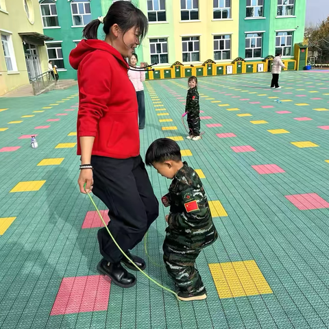 【五育融合】 ‍“小兵玩转体能、迷彩趣享不停”——旗幼大班组体能展示及家长半日开放活动