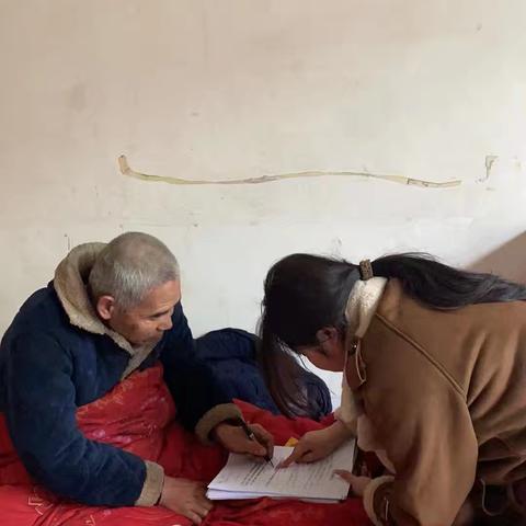 温情服务暖人心：银行客户经理上门为卧床老人解难题