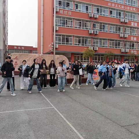 点燃春日校园 青春律动 绽放阳光小舞台