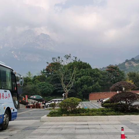 蓝天白云，空气清新， 海会山庄，再次欢聚。（副本）