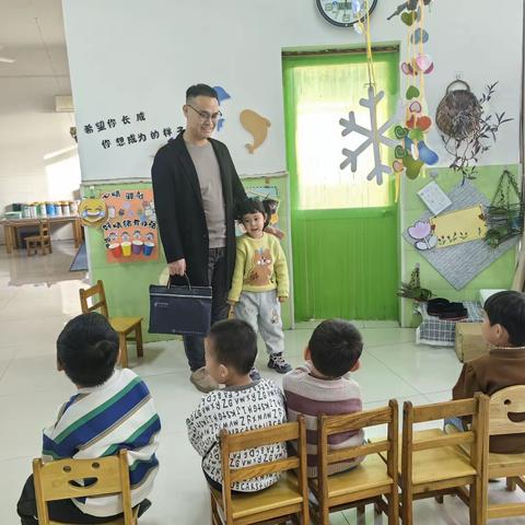 容幼小一班爸妈来园讲故事