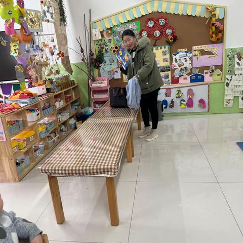 容幼小一班爸爸妈妈来园讲故事活动