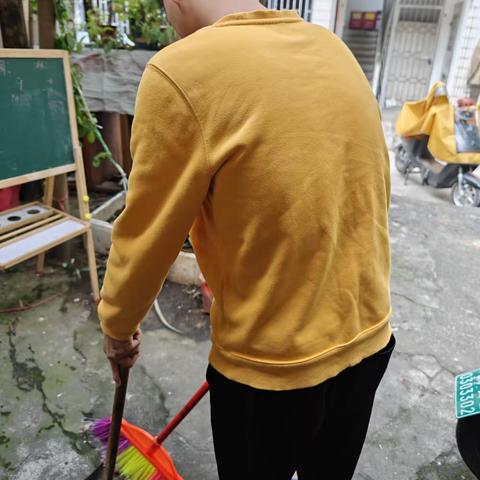 高三八班蒋俊隆为社区做一件好事