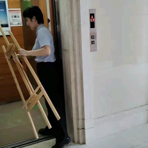 清理消防通道杂物 共守消防安全底线 白桦林间物业服务中心