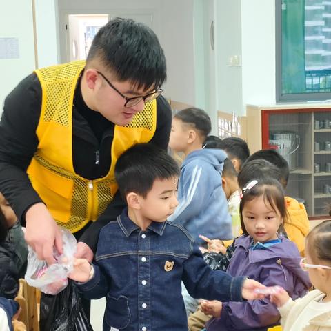 燃爆课堂！“地虎侠爸爸”变身助教，带娃解锁粮食保卫战——学府里幼儿园