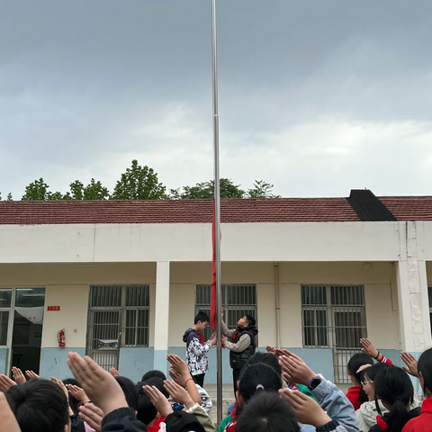 飘香五月，感恩母亲—中杨小学升旗仪式