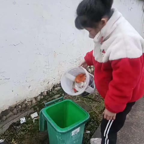 大手拉小手，助力垃圾分类