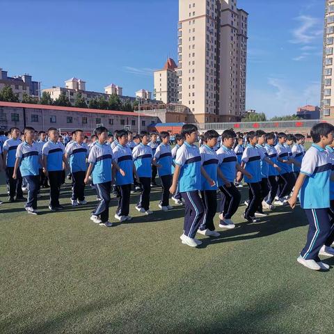 新乐市实验学校七年级15班 同学们迎着朝阳开始了第三天的军训。